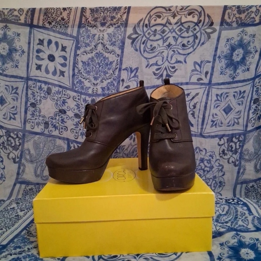Elegant Dark Brown Heeled Boots